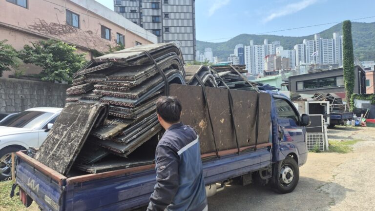 Scrapyard Working and Thinking about Physical AI Stock